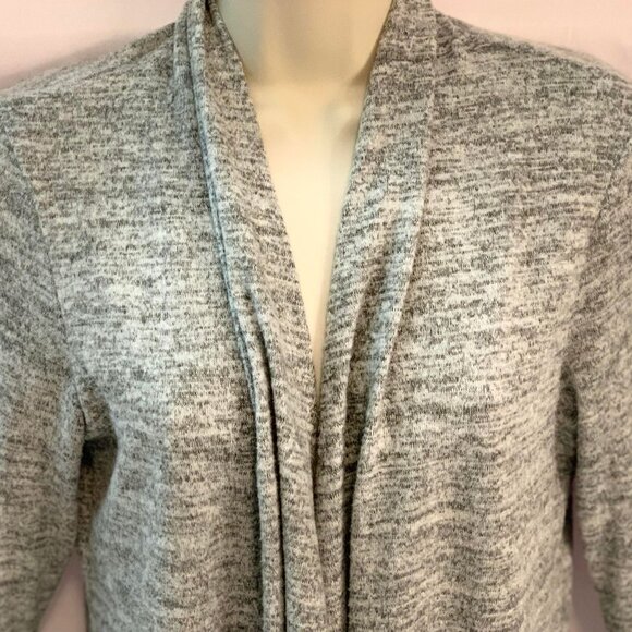 Women's Light Grey Long-Sleeved Sweater with an Open Front and Pockets - Picture 2 of 6